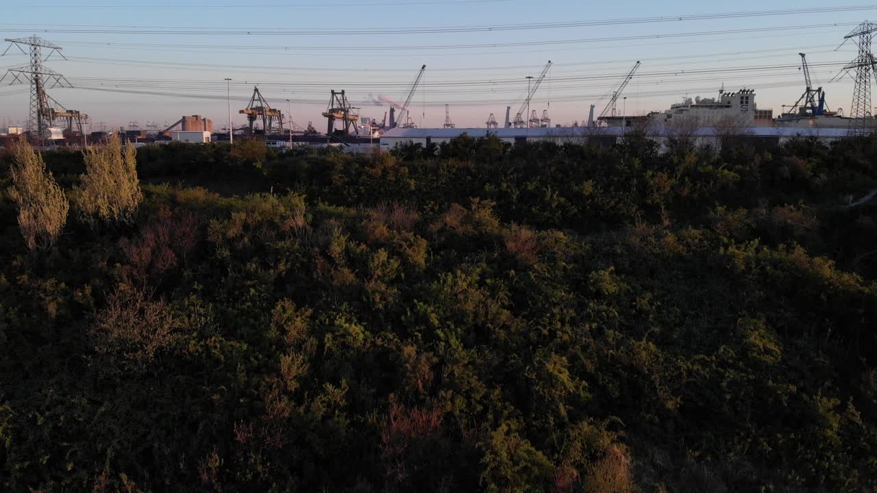 buque de carga lleno de mercancías en contenedores viaja a través de brielse meer en países bajos