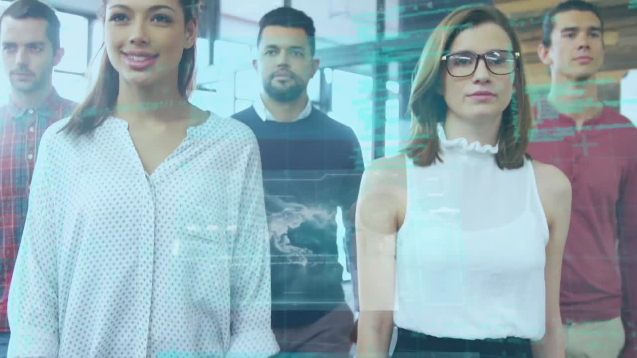 múltiples pantallas con procesamiento de datos contra diversos colegas de oficina caminando en la oficina