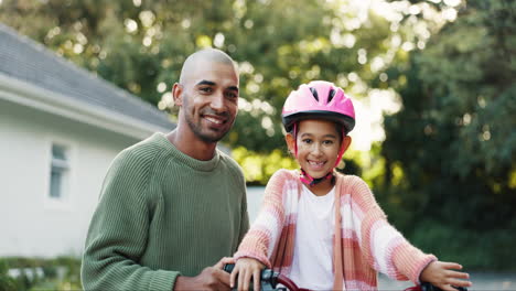 cara, padre e hijo con un casco de bicicleta