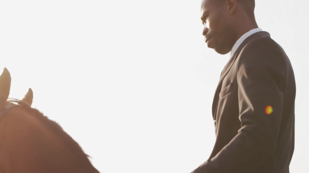 hombre afroamericano montando su caballo de doma