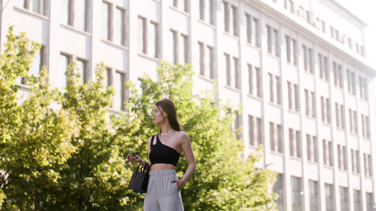 joven de moda caminando por la calle