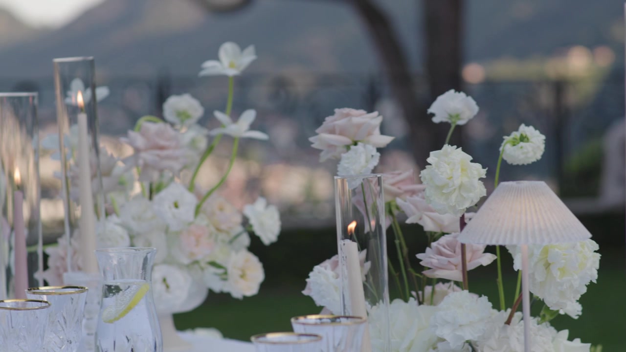 Elegante tavolo nuziale all'aperto con decorazioni floreali