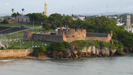 Tourists-around-Fort-San-Felipe-,-Taino-Bay,-Puerto-Plata,-Dominican-Republic