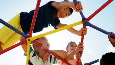 Schulkinder-Spielen-Auf-Dem-Kuppelkletterer-Auf-Dem-Spielplatz