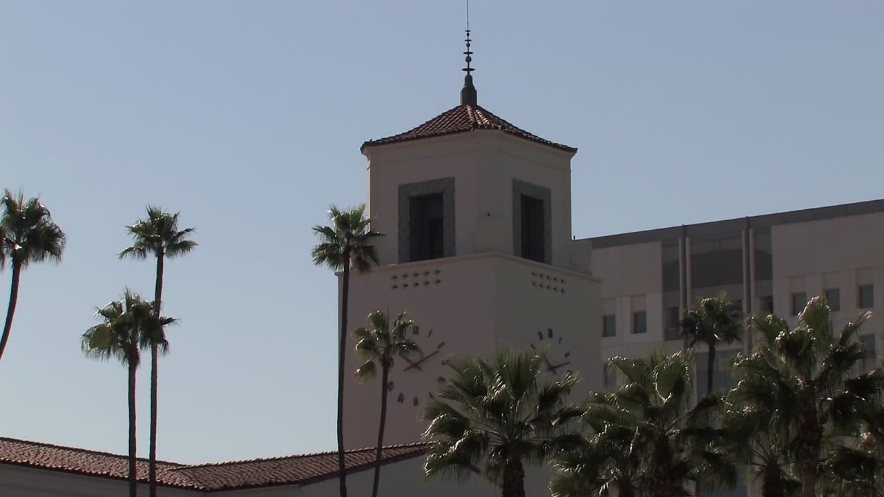 plano medio de la torre del reloj de union station en los angeles, california, estados unidos