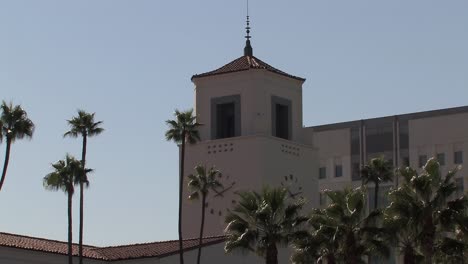 Mittlere-Aufnahme-Des-Uhrturms-Der-Union-Station-In-Los-Angeles,-Kalifornien,-Usa