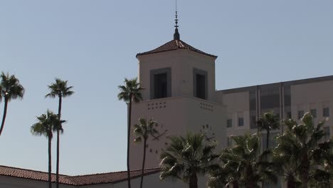 Plano-Medio-De-La-Torre-Del-Reloj-De-Union-Station-En-Los-Angeles,-California,-Estados-Unidos