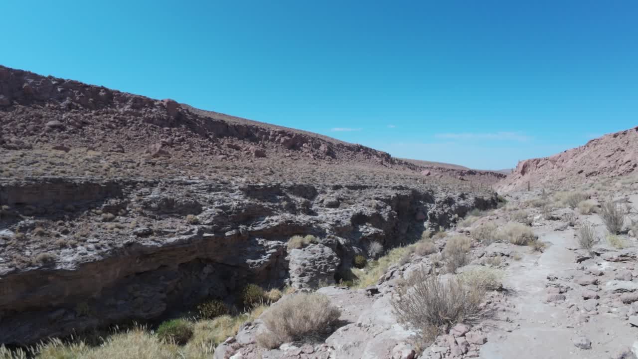 pequeño valle montañoso en el desierto de atacama en chile, américa del sur