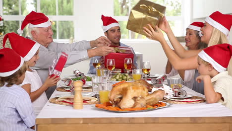 Familia-Feliz-Intercambiando-Regalos