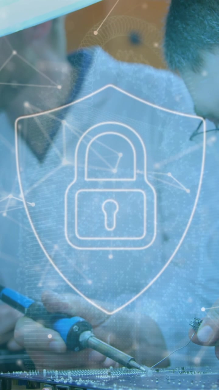 Animazione di icona di lucchetto di sicurezza su un ingegnere maschio caucasico che salda un circuito elettrico