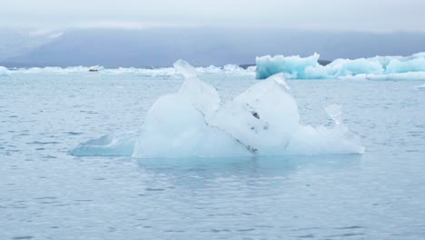 Icebergs-Flotando-En-La-Laguna-Glaciar-En-Islandia---Cámara-Lenta