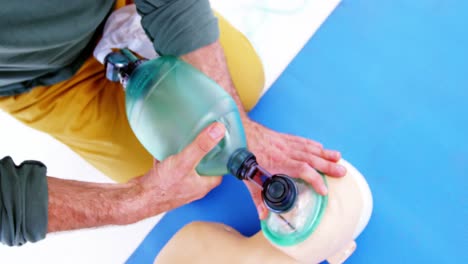 paramédico masculino durante el entrenamiento de reanimación cardiopulmonar