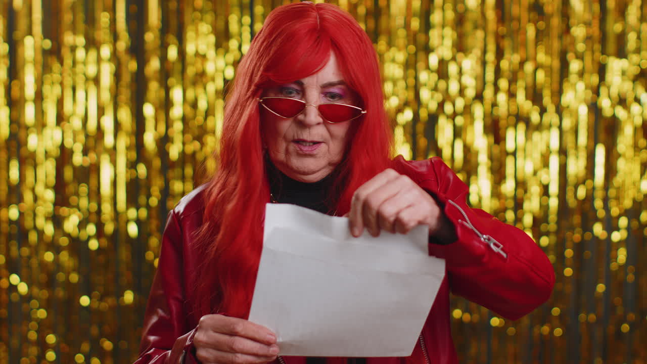 mujer carta de sobre abierto lo lee sentirse feliz, crecimiento de carrera avance promoción, préstamo bancario aprobar