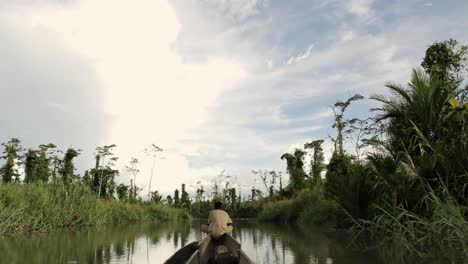 Hombre-En-Un-Barco-Indígena-Moviéndose-En-El-Río-De-La-Selva-En-Papua