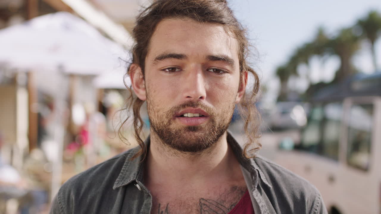 cara, verano y viajar con un hombre en la ciudad