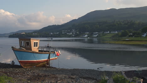 Pequeño-Barco-Atracado-En-Portree,-En-La-Isla-De-Skye.