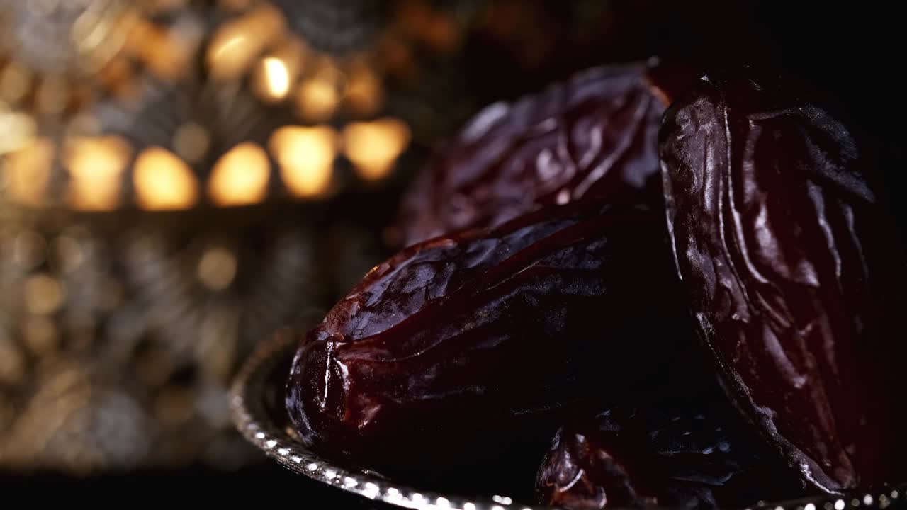 concepto de ramadán, frutas de dátiles y linterna.