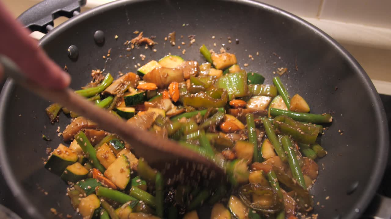 comida vegetal nutritiva salteada en wok