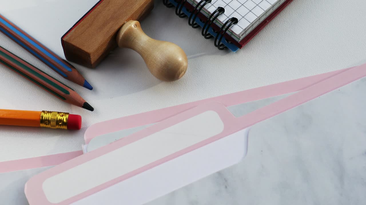 políticas. registro de carpeta en un escritorio blanco