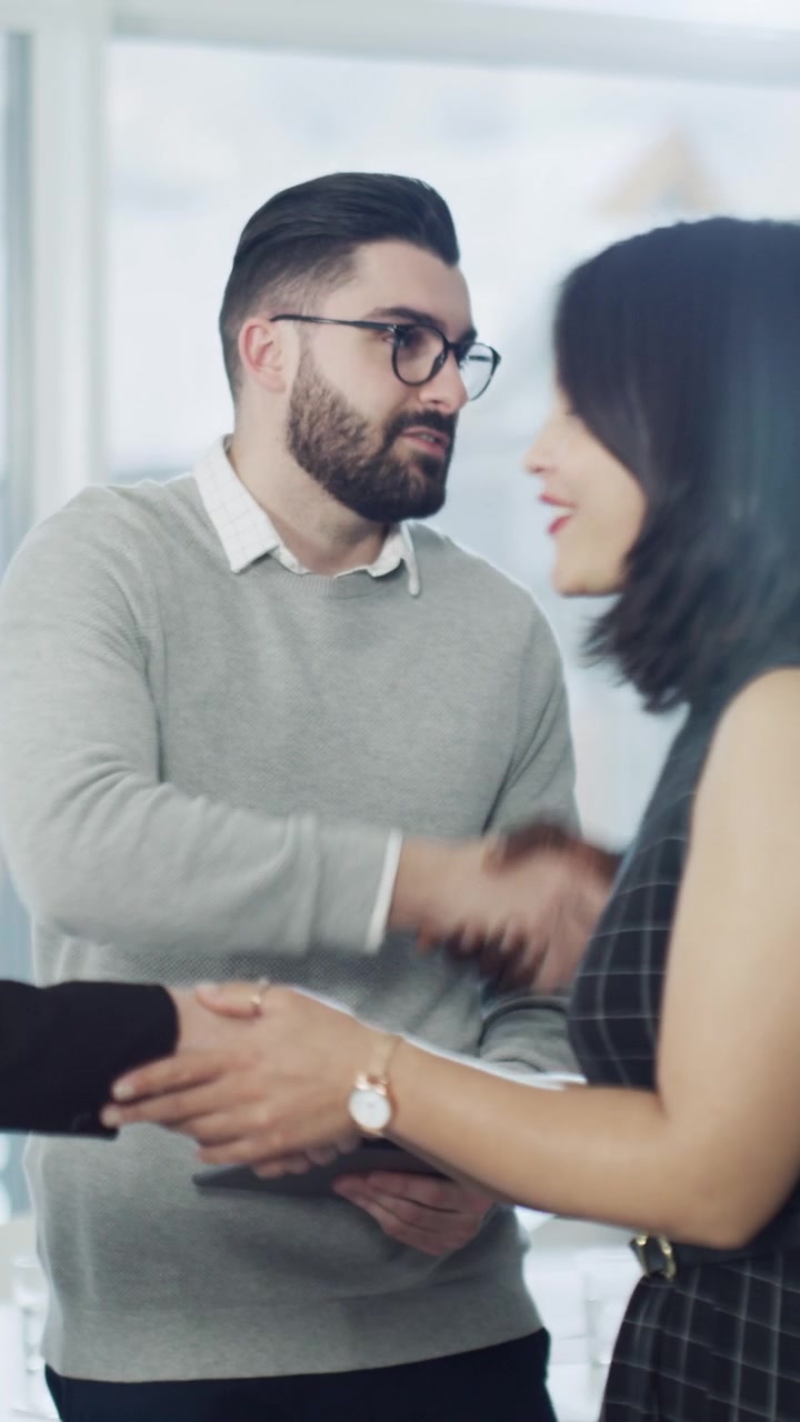 Professionisti che si stringono la mano durante una riunione in ufficio