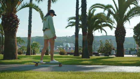 una mujer patinando en un parque.