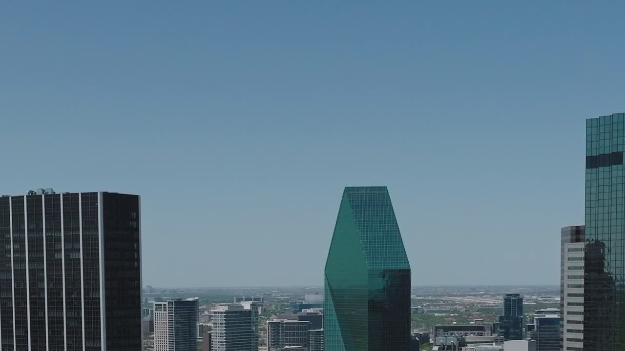 Vista do centro de Dallas, no Texas, com edifícios e céu limpo