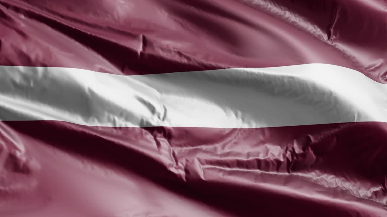 Letlands flag vifter langsomt i vinden (loop). Lettisk banner svajer jævnt i brisen. Fyldig baggrund. 20 sekunders loop