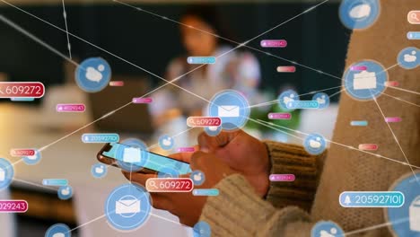 animación de una red de conexiones con iconos de los medios sobre mujeres biraciales que usan teléfonos inteligentes