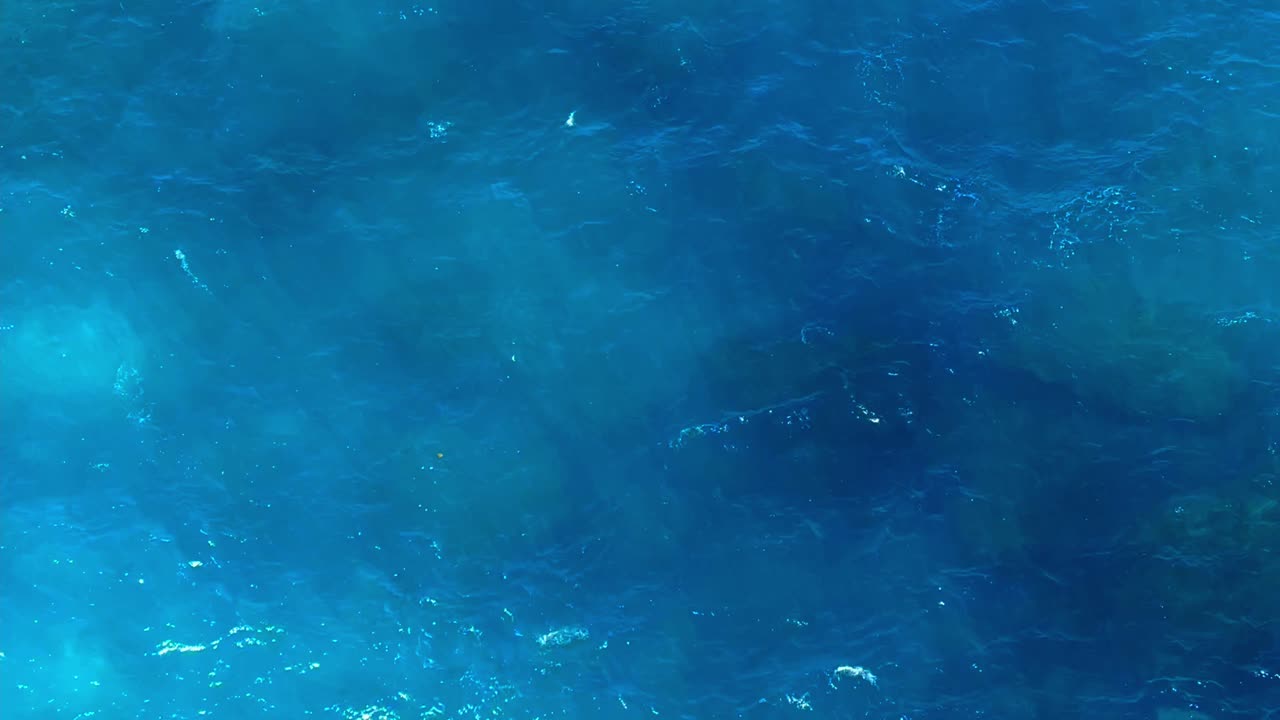 아침에 물에 영화적인 짧은 파도가 들어오고, 물은 매우 반 ⁇ 이는 물입니다.