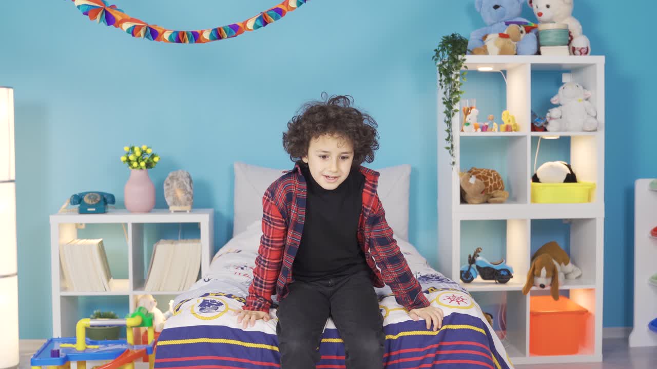 곱슬머리 똑똑한 소년은 새로운 아이디어를 발견하고 기 ⁇ 합니다.