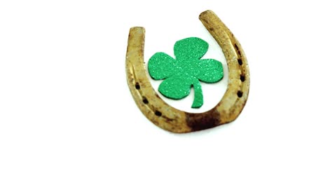 herradura y trébol brillante para el día de san patricio