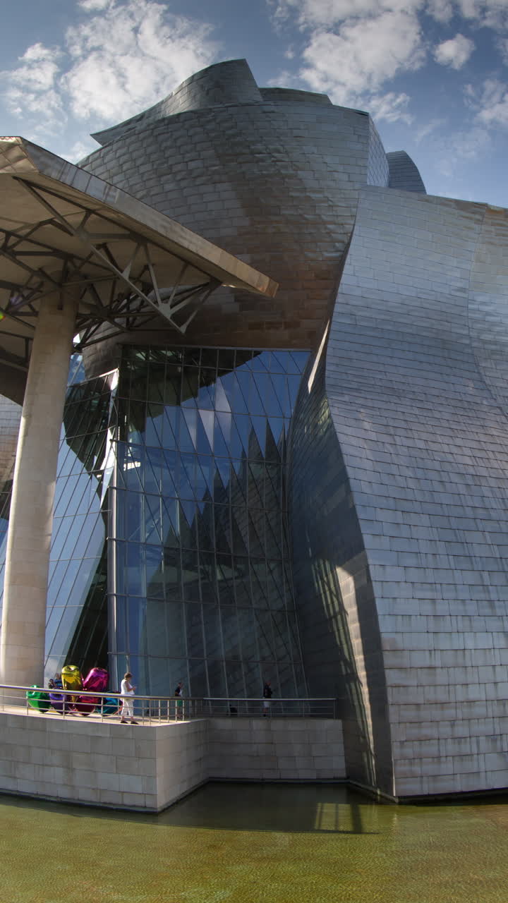 barcelona - españa - 12 de junio de 2024: vista del museo guggenheim en bilbao, españa en vertical