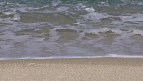 Schaumige-Wellen-Waschen-Sandstrand-In-Gangneung,-Südkorea---Nahaufnahme