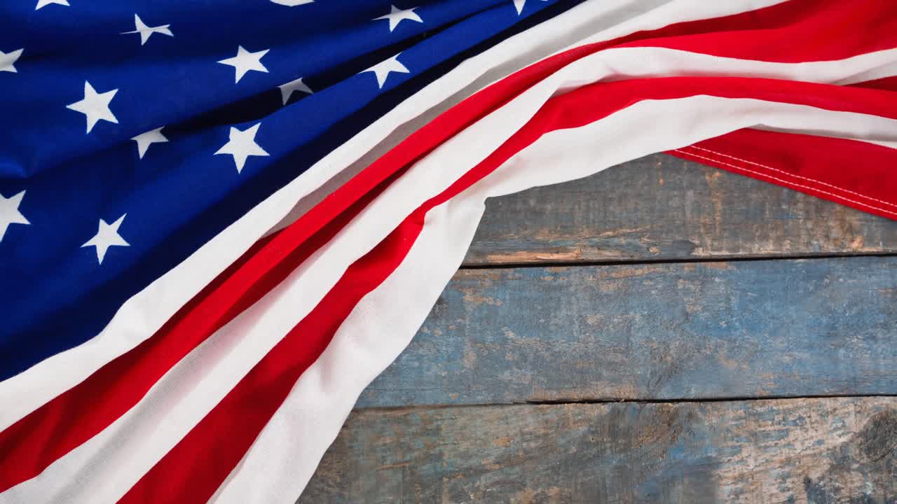 animación de la bandera estadounidense acostada en una mesa de madera