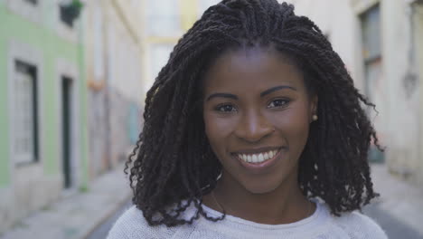 Feliz-Mujer-Afroamericana-Con-Rastas-Mirando-A-La-Cámara.