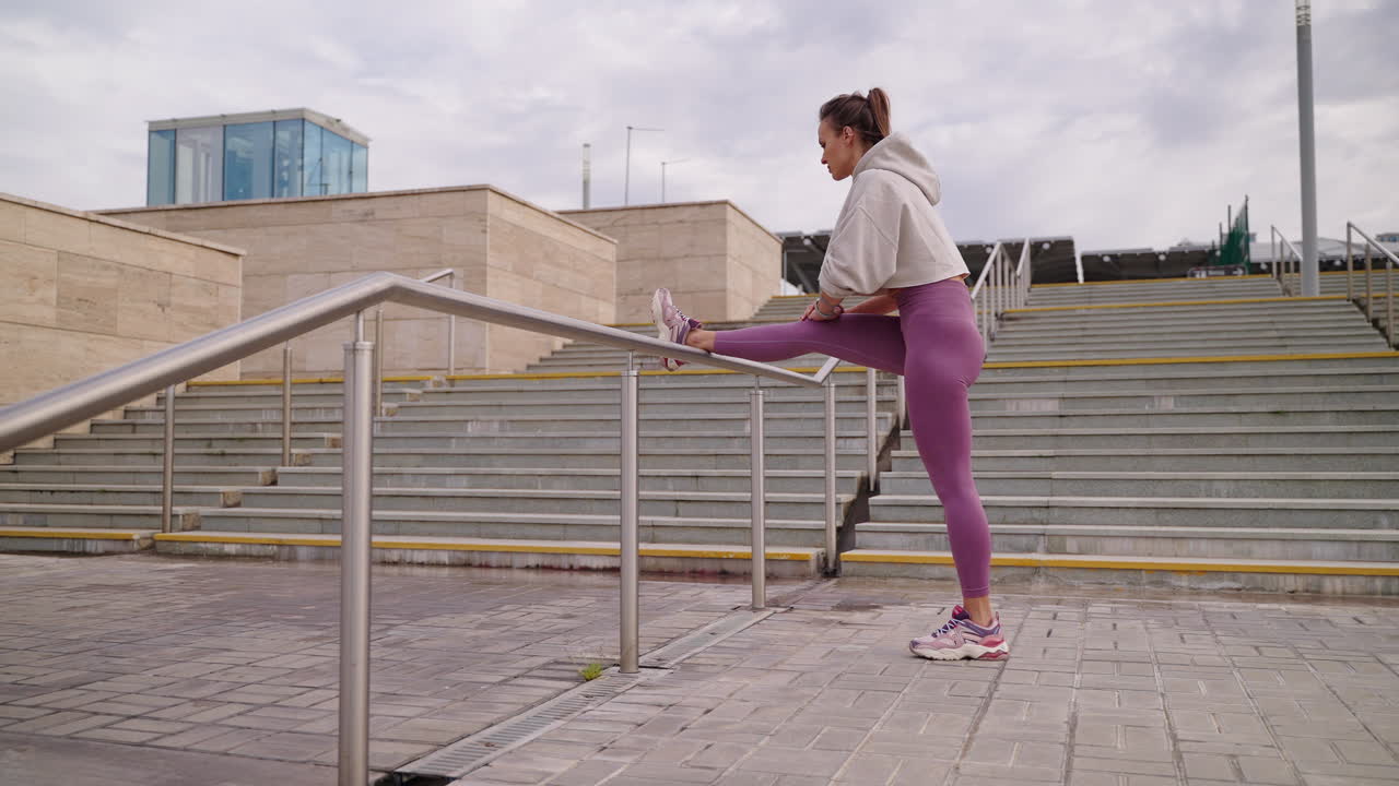 야외에서 스트레칭하는 여자