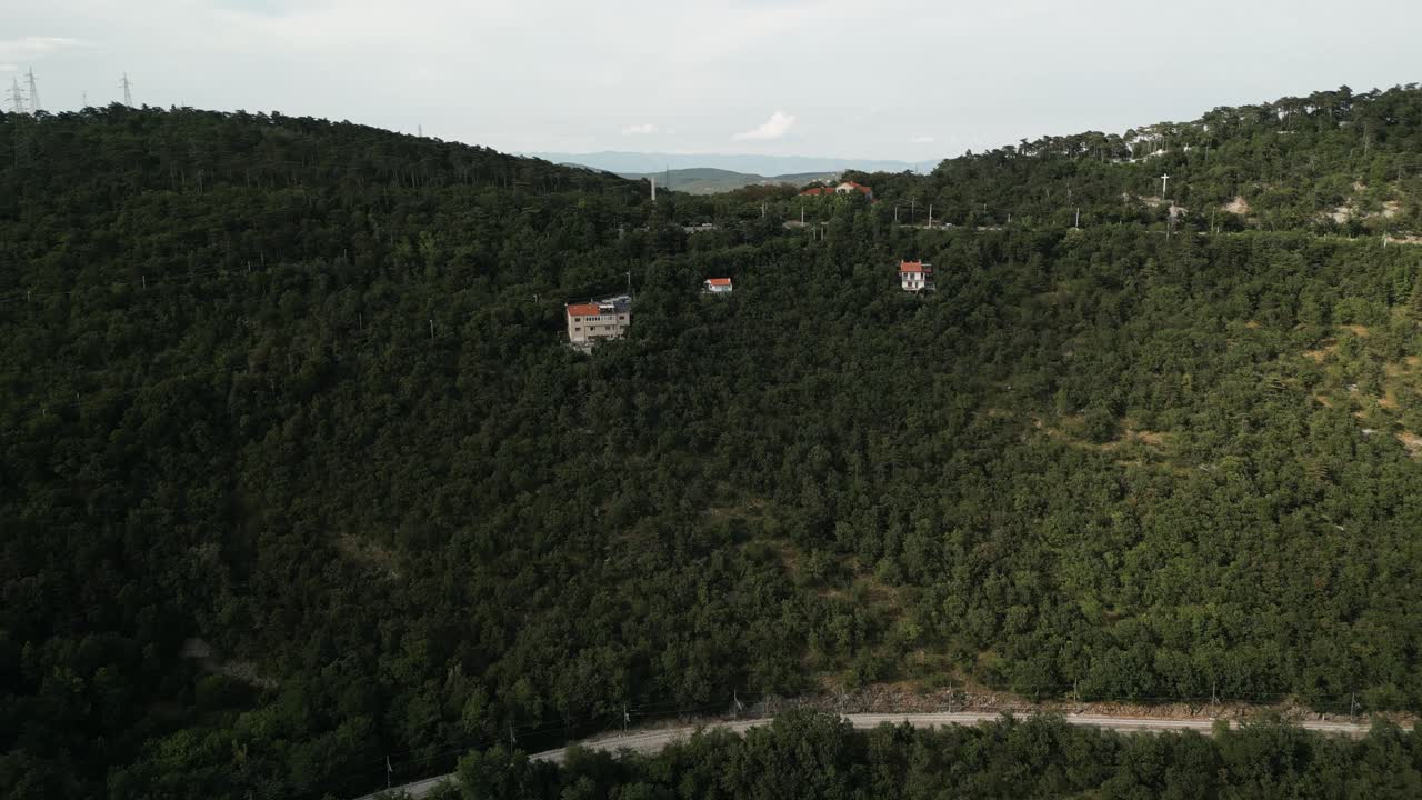 estructuras en la ladera de la montaña cerca de la ciudad puerto de trieste en italia
