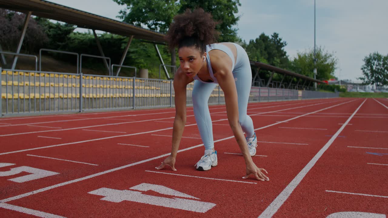 mujer preparándose para correr en una pista