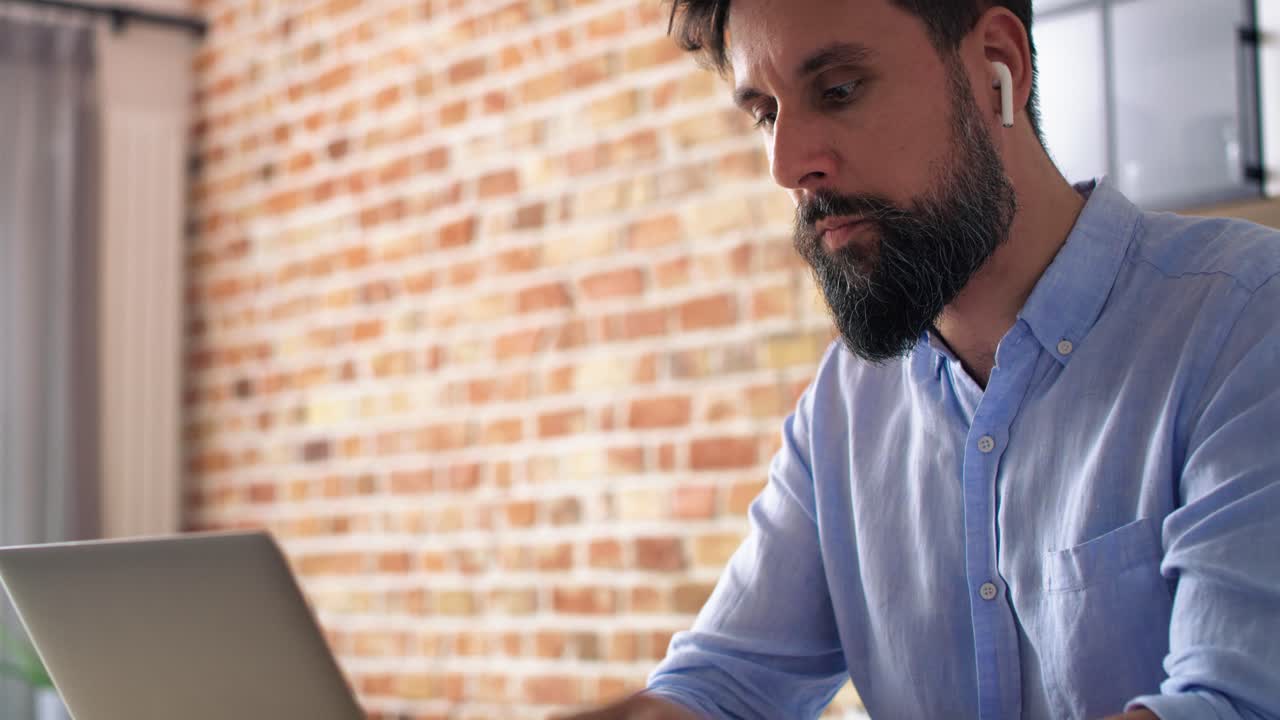 video de mano de un hombre trabajando usando una computadora portátil en la oficina de su casa