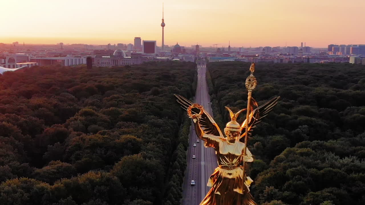vista aérea de la columna de la victoria de berlín al amanecer, berlín, alemania