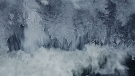 Eiszapfen.-Winterwasserfall.-Schmelzende-Eiszapfen.-Eiszapfen-Und-Wassertropfen