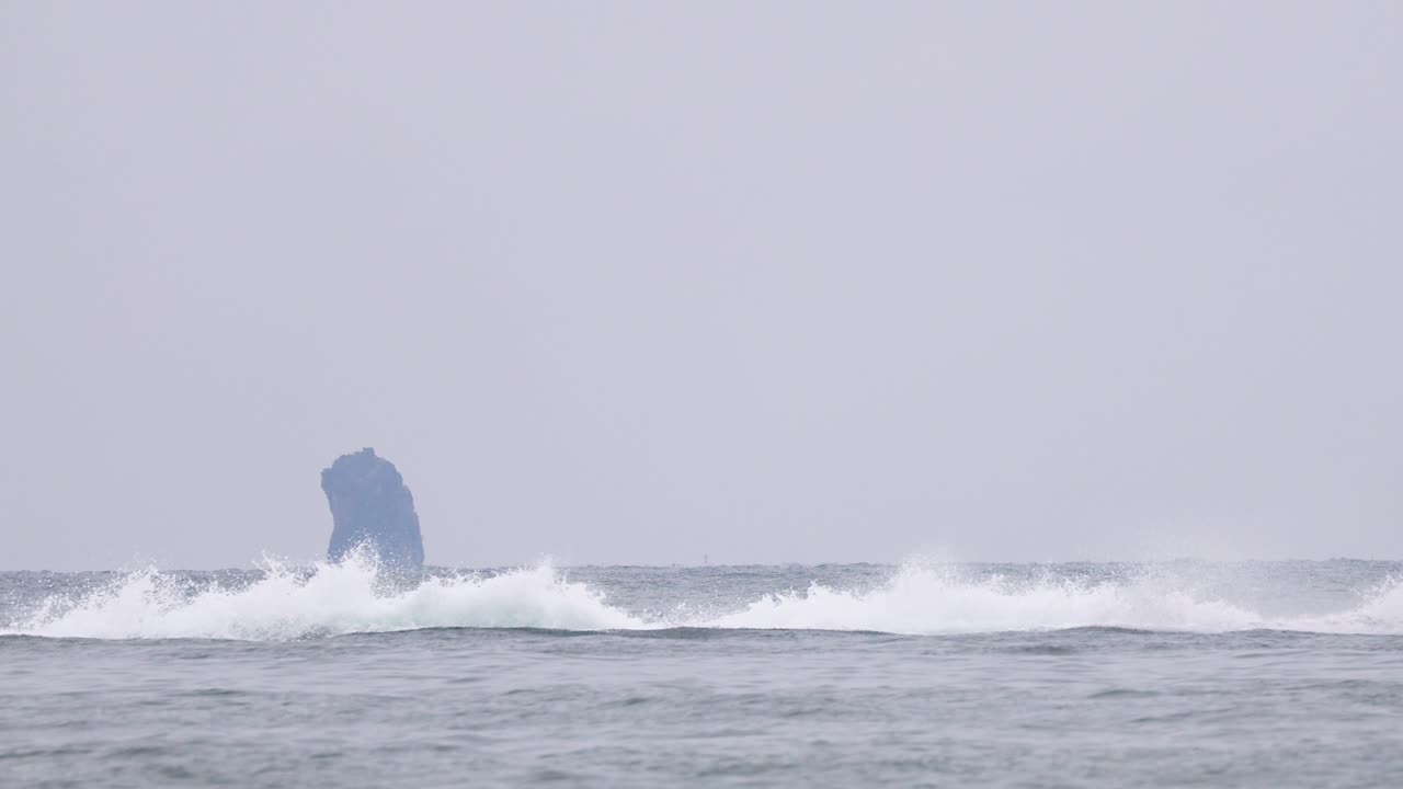 스피드 보트 가 바다 를 가로질러 급속 히 이동 하고 있다