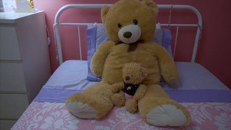 oso de peluche sentado en la cama en la habitación de una niña