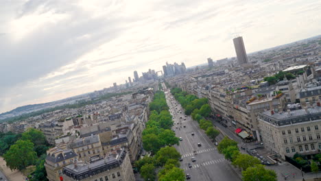 Rotierende-Ansicht-Der-Innenstadt-Von-Paris,-Frankreich-Vom-Arc-De-Triomphe