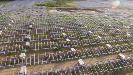 toma de drones de un campo solar en construcción, que revela una toma aérea