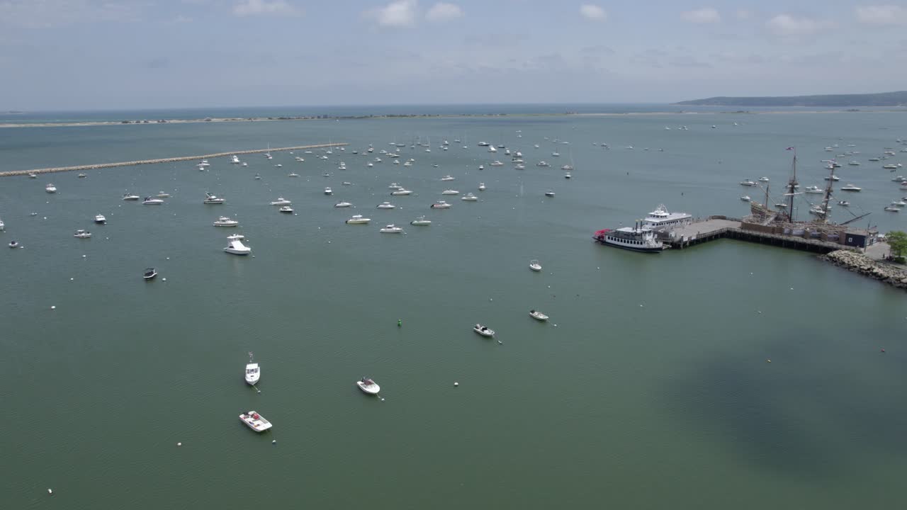 미국 써니 플리머스에 있는 메이플라워 ii를 지나는 정박된 보트 위의 공중 전망