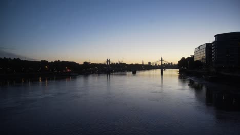 londres thames amanecer horizonte de battersea con pájaros 4k