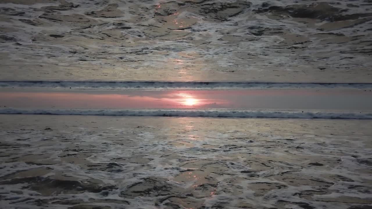 이중 노출 해가 지는 해변 파도