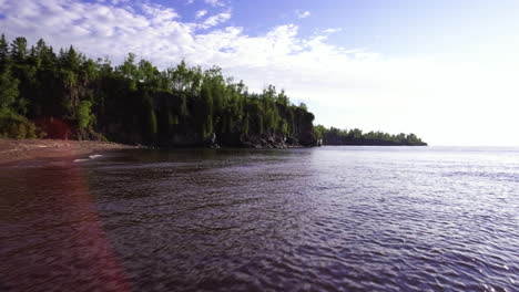 Toma-Aerea:-Costa-Rocosa-Del-Lago-Superior