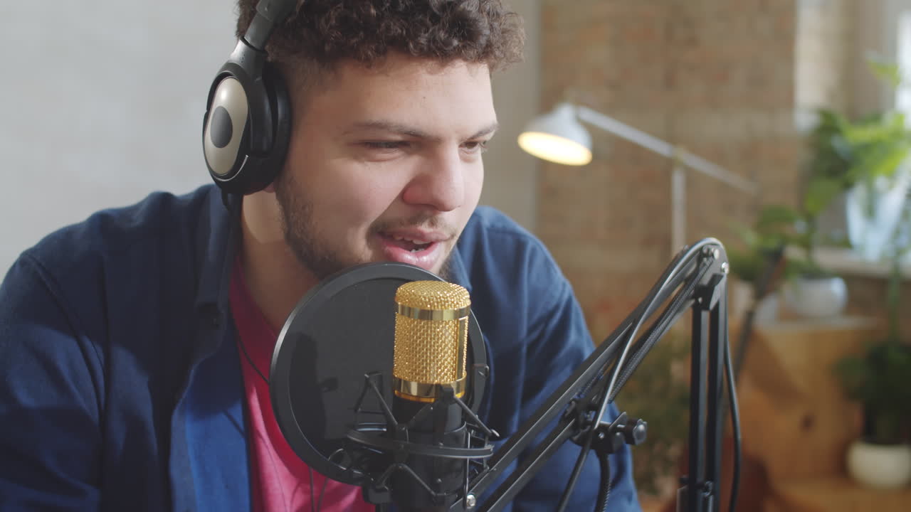 Mandlig blogger optager podcast